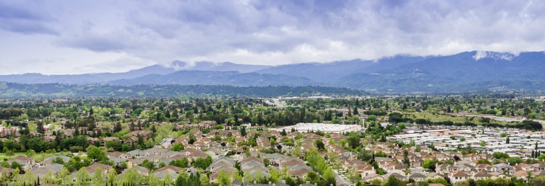 Panorama mit San José und Bergen